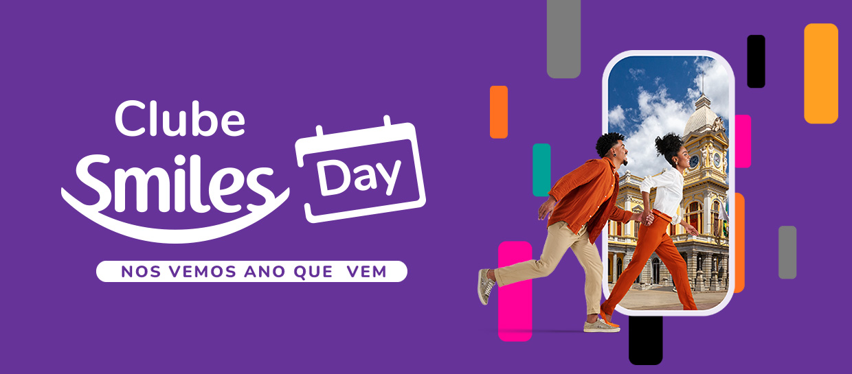 Casal de mãos dadas atravessando a porta